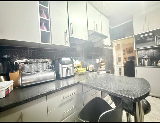 3 BEDROOM HOUSE FOR SALE IN VANDERBIJLPARK CE 2